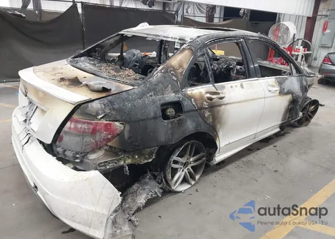 2014 Mercedes-Benz C 250 Luxury/Sport z USA, uszkodzony, nr VIN WDDGF4HB2EG195520